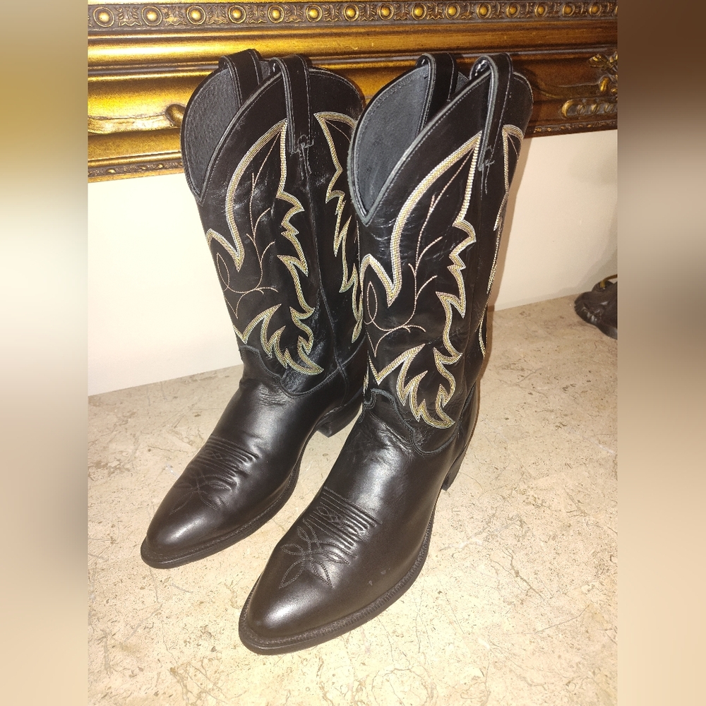 Justin Boots Black Western Cowboy Boots with Decorative Stitching.